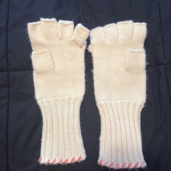 Knitted fingerless gloves - Picture 2 of 2